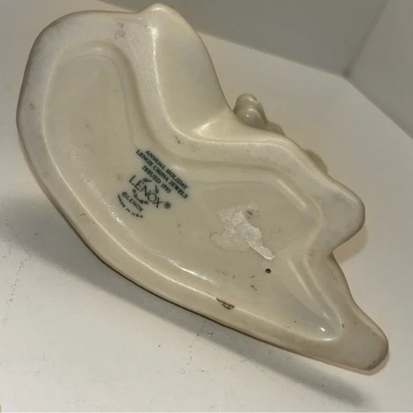 Lenox Holiday Deer porcelain figurine with holly & berry design around neck - Picture 7 of 7